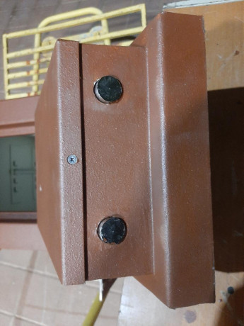 Vendo Armero para arma corta de la marca Soler. Mide 50 cm de ancho por 40 de alto y 40 de fondo y pesa 00