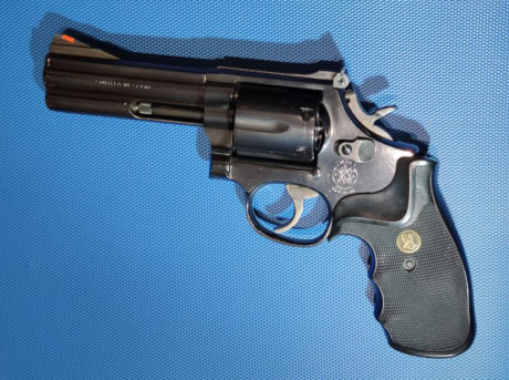 Vendo revolver Smith and Wesson 4" Modelo 586 del calibre 38/357. 250 €
En excelente estado. 
Martillo 01