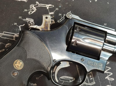 Vendo revolver Smith and Wesson 4" Modelo 586 del calibre 38/357. 250 €
En excelente estado. 
Martillo 00