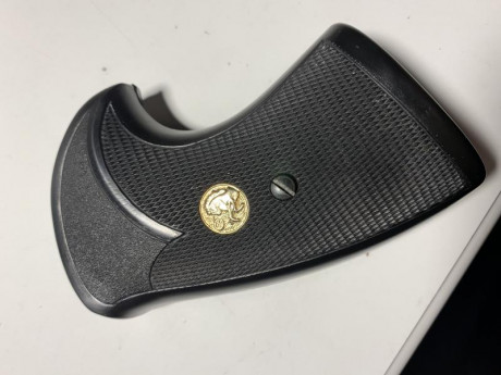  Vendo Colt Python 6" 357 Magnum .
Adjunto dos juegos de cachas las originales, unas de madera y 142