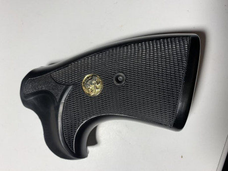  Vendo Colt Python 6" 357 Magnum .
Adjunto dos juegos de cachas las originales, unas de madera y 141