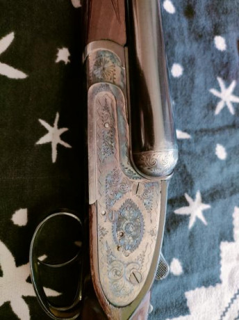 Se vende una escopeta, paralela, joya de la historia armera Española. choques fijos de 3* y 1*, dos gatillos. 10