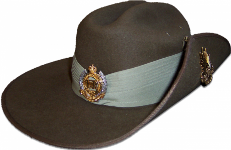 No he conseguido tener claro el motivo por el que existen estos sombreros. Como por ejemplo los que usan 02