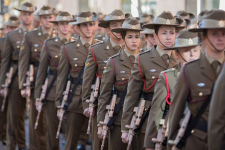 No he conseguido tener claro el motivo por el que existen estos sombreros. Como por ejemplo los que usan 01