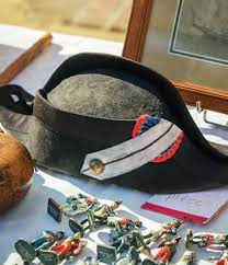 No he conseguido tener claro el motivo por el que existen estos sombreros. Como por ejemplo los que usan 31