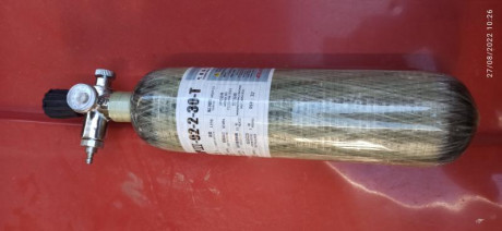 Vendo botella de dos litros de fibra carbono. Esta nueva. Se puede llenar a 300 bares y el grifo que tiene 00