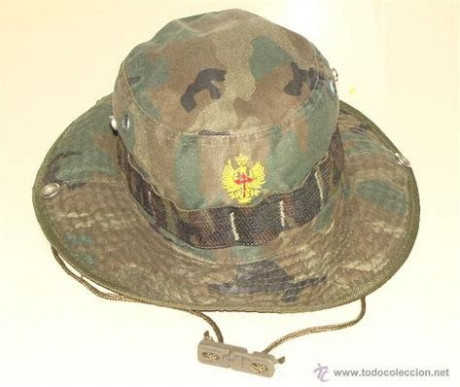 No he conseguido tener claro el motivo por el que existen estos sombreros. Como por ejemplo los que usan 110