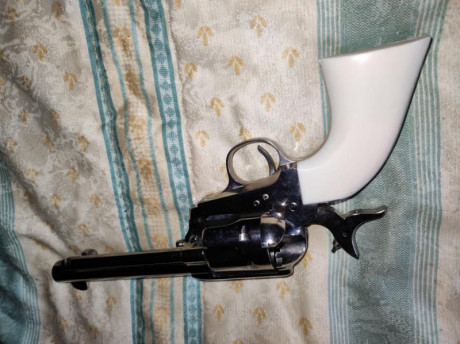 Vendo Colt S.A.A. 1873 PIETTA en inox y cachas blancas.Con BOPE  Y Ministerio de Defensa. Como nuevo. 00