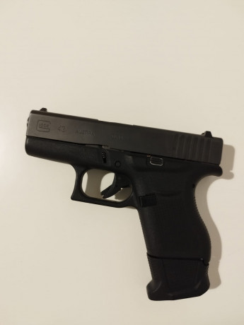 Se vende Glock 43 con sólo 2 disparos. 
Se entrega con 2 fundas interiores y 2 exteriores. 
Además de 01