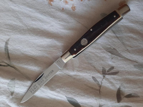 Buenas a todos,
Pongo a la venta esta buenísima pieza de colección. 
Se trata de una navaja PUMA modelo 02