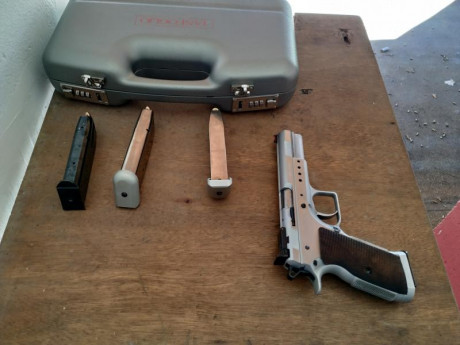 Vendo tanfoglio limited 9mm, buen estado en general, algunos roces de uso, se vende con 5 cargadores, 00