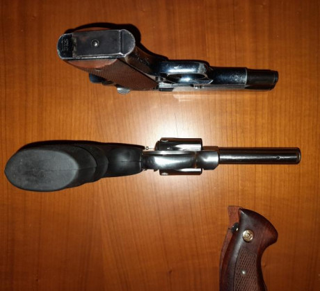 Ambas e perfecto estado mecánico y de tiro:
- Revolver Taurus inox., calibre 357 mag., de 4", con 02