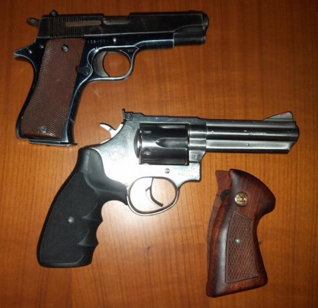 Ambas e perfecto estado mecánico y de tiro:
- Revolver Taurus inox., calibre 357 mag., de 4", con 01