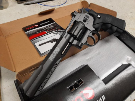 Hola, vendo este revolver Gamo modelo PR-776 calibre 4,5 de co2. Su estado es excelente, tanto de estética 01