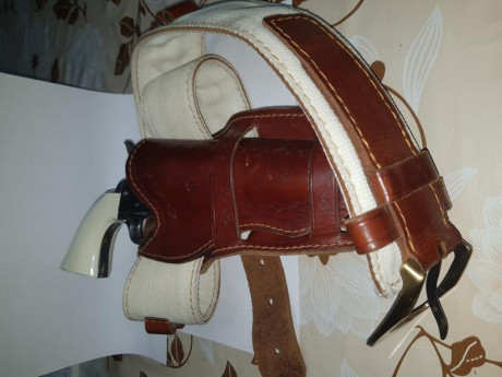   Se vende revolver CATELMAM UBERTI 5,1/2" de cañon 14 cm calibre 44/40 acero inox se regala funda 01