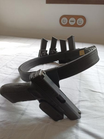 Se vende Glock 17 de 3° generación, tendrá unos 4.000 disparos como mucho, calibre 9 parabellum, con extensor 02