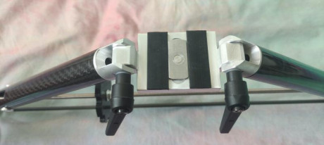 Bipode para rifle fabricado en carbono y aluminio muy robusto, sujeción al rifle para carril UIT, peso 01