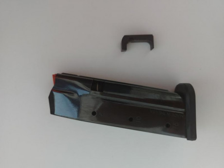 Se vende cargador de la marca SHIELD ARMS y retenida metálica de la misma marca en perfecto estado de 00