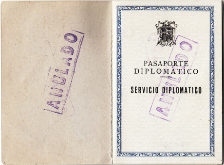  EN RECUERDO Y HOMENAJE A LOS QUE YA NO ESTÁN. 

Si pones en  GOOGLE   PASAPORTES EN LA MEMORIA  da igual 121