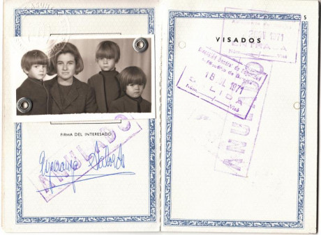  EN RECUERDO Y HOMENAJE A LOS QUE YA NO ESTÁN. 

Si pones en  GOOGLE    PASAPORTES EN LA MEMORIA   da 130