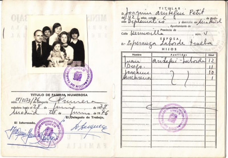  EN RECUERDO Y HOMENAJE A LOS QUE YA NO ESTÁN. 

Si pones en  GOOGLE   PASAPORTES EN LA MEMORIA  da igual 142