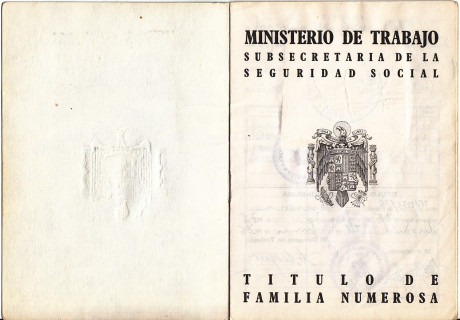  EN RECUERDO Y HOMENAJE A LOS QUE YA NO ESTÁN. 

Si pones en  GOOGLE    PASAPORTES EN LA MEMORIA   da 141