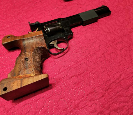 revolver Manhurin Macht calibre 32, lleva 2 canchas talla M,se puede probar en Cuanto Blanco,se encuentra 00