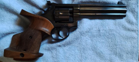 Se vende revolver Erma del 32 es muy preciso y esta en muy buen estado. Se encuentra en Cadiz. 450€ 02