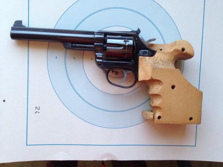 Hola a tod@s.
Pues eso, estoy buscando unas cachas anatómicas para un revolver Astra Match en talla mediana 20