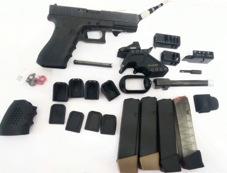 Retirada de la venta.
 Glock Gen.3, con 4 cargadores y 4 tapas + 2 y otras 4 tapas + 3.
Con dos cañones, 00