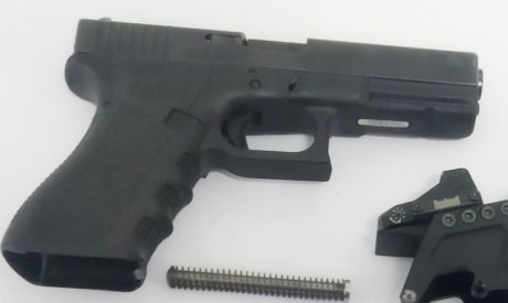 Retirada de la venta.
 Glock Gen.3, con 4 cargadores y 4 tapas + 2 y otras 4 tapas + 3.
Con dos cañones, 10