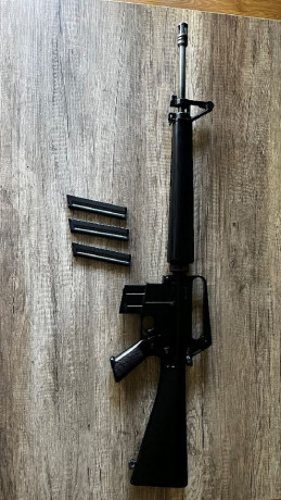 Buenos dias a todos.

Vendo una carabina de la marca italiana Adler. Es una replica del mitico M16. Esta 00