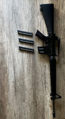 Buenos disa a todos. Vendo una carabina en calibre 22, Marca Adler, replica M16 con 3 cargadores. Muy 01