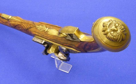 Voy a colocar unas fotos de un arma larga alemana de llave de mecha del siglo XVI. 21