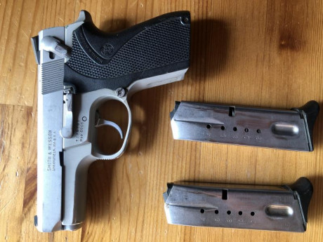 Vendo esta pistola sw, cal 9 mm/pb, con dos cargadores, regalo funda del arna y porta cargador. Tiene 02