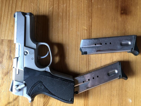 Vendo esta pistola sw, cal 9 mm/pb, con dos cargadores, regalo funda del arna y porta cargador. Tiene 01