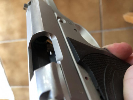 Vendo esta pistola sw, cal 9 mm/pb, con dos cargadores, regalo funda del arna y porta cargador. Tiene 00