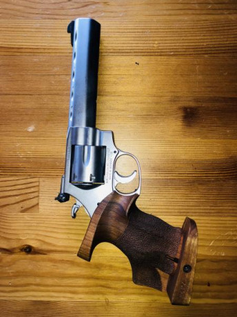 Vendo esta pistola sw, cal 9 mm/pb, con dos cargadores, regalo funda del arna y porta cargador. Tiene 30