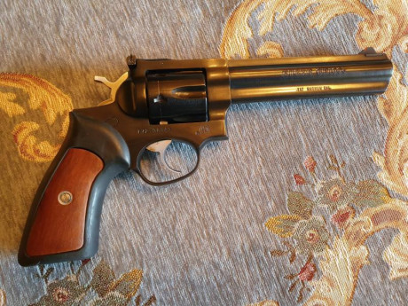 Vendo revólver RUGER GP-100 impecable. Cal 357 mg - 38 sp.
Incluye caja e instrucciones originales, funda 01