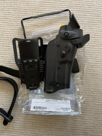 Hola 
Se vende  safariland para 1911 cañon 5" 100€
                safariland 6360rds para glock 01