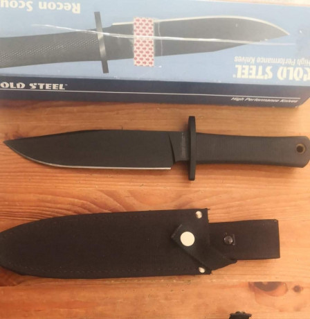 Se vende este magnífico cuchillo en estado impoluto acero sk5 carbono funda original y se entrega en su 01