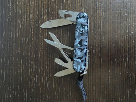 4 + 1 navajas Victorinox
1 Huntsman silvertech
1 Ranger greencamo
1 Tinker Deluxe desertcamo
1 Swisschamp 30
