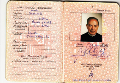  EN RECUERDO Y HOMENAJE A LOS QUE YA NO ESTÁN. 

Si pones en  GOOGLE    PASAPORTES EN LA MEMORIA   da 32