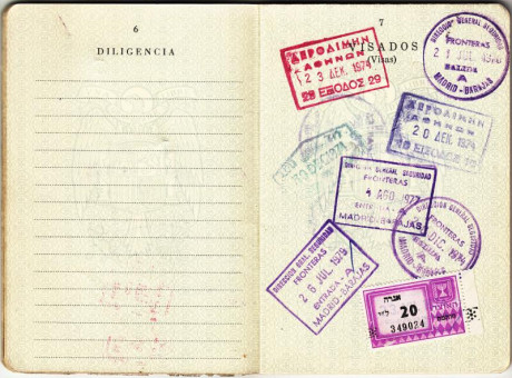  EN RECUERDO Y HOMENAJE A LOS QUE YA NO ESTÁN. 

Si pones en  GOOGLE   PASAPORTES EN LA MEMORIA  da igual 70