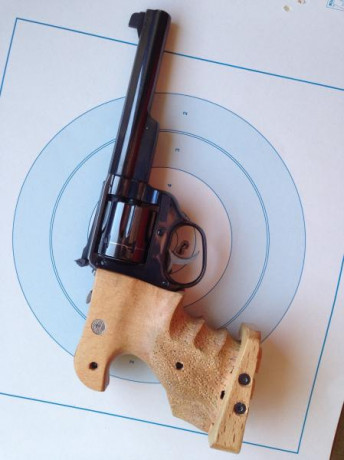 Buenas, ando buscando un revólver para fuego central de 6" clásico, SIN contrapeso bajo el cañón.

Astra 10