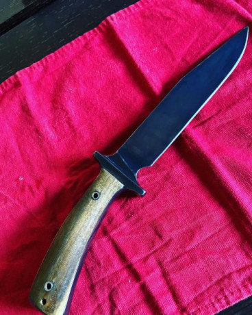 Tuneado por su anterior dueño (compañero del foro). Hoja pavonada y cachas en teka, creo. La funda “Comanchera” 10