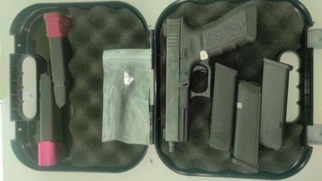 Venta de Glock 17
2 cañones uno roscado, 5 cargadores, puntos de mira de fibra, muelle y varilla recuperador, 00