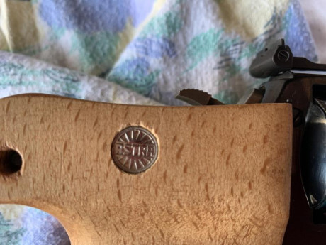 Buenas, ando buscando un revólver para fuego central de 6" clásico, SIN contrapeso bajo el cañón.

Astra 72