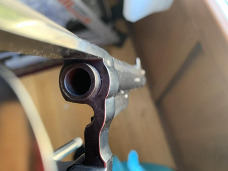 Buenas, ando buscando un revólver para fuego central de 6" clásico, SIN contrapeso bajo el cañón.

Astra 70