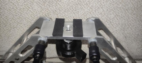 Bipode para rifle, completamente de aluminio muy robusto, regulable en altura e inclinación sujeción al 01